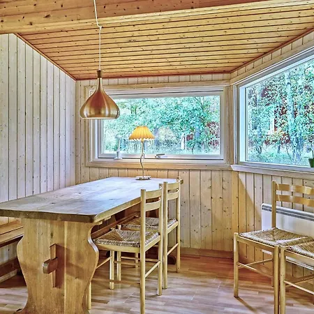 6 Person In Aakirkeby-by Traum * Vester Somarken